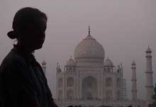 Lindsey in front of Taj Mahal